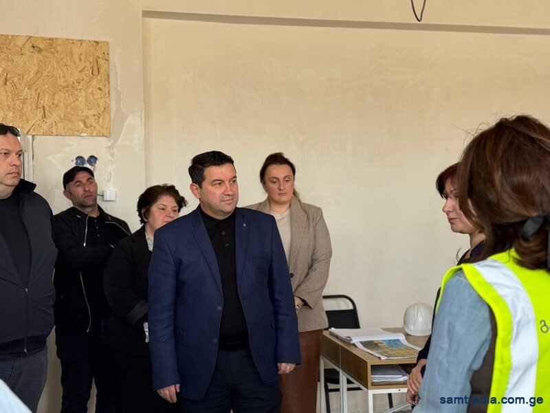 დავით ბახტაძემ ქ. სამტრედიის №4 საჯარო სკოლაში მიმდინარე ახალი სკოლის შენობის სამშენებლო სამუშაოები დაათვალიერა